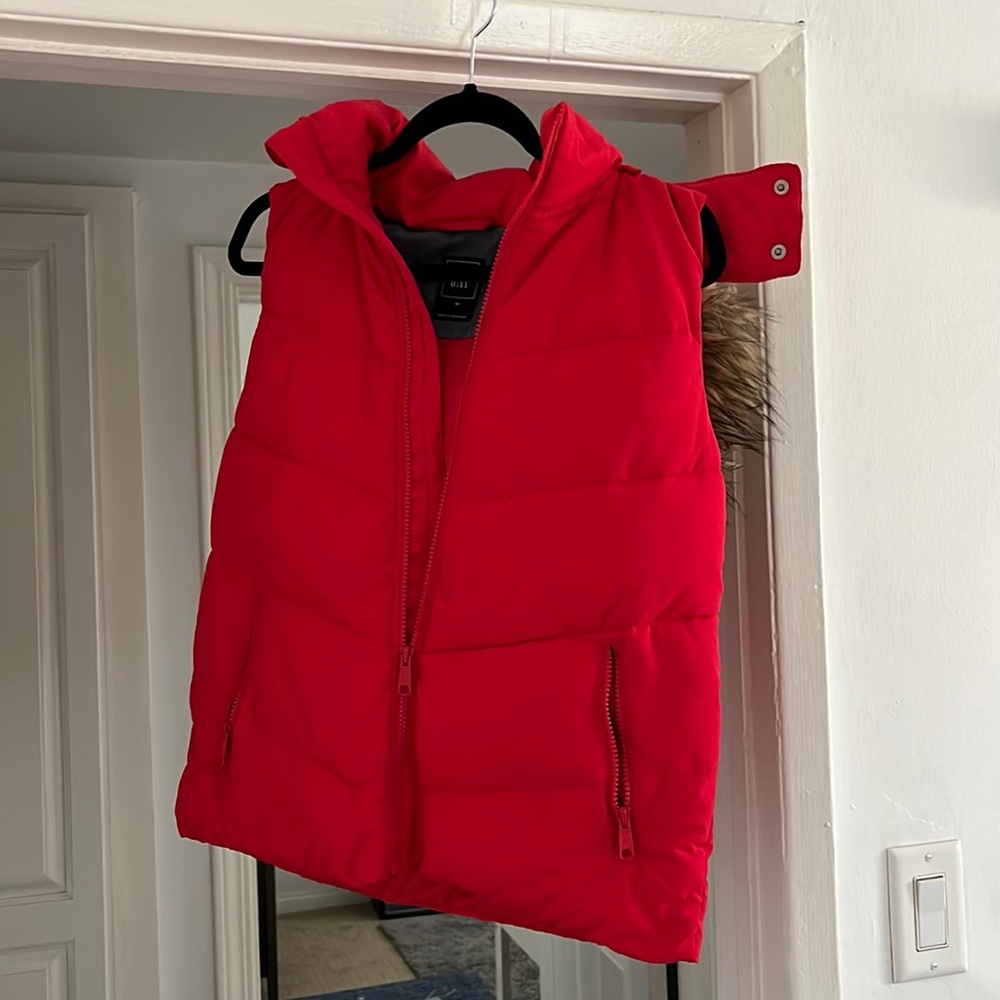 Gap red puffy vest faux fur hood trim zipper pockets size medium